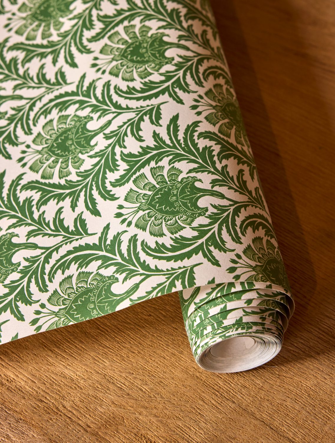 Vivien: Floral print wallpaper